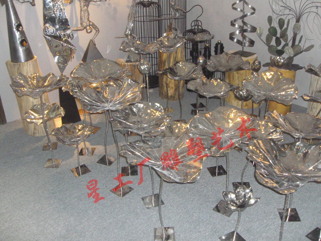 不銹鋼荷花雕塑 自然與藝術(shù)的金屬對(duì)話